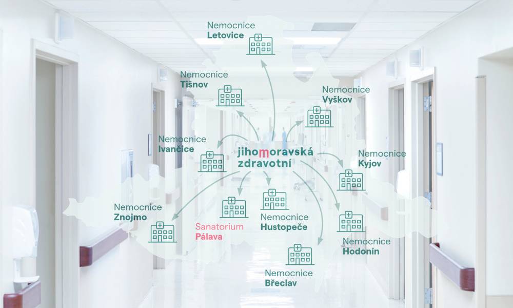 🏥 Zastupitelé schválili nový model řízení krajských nemocnic pod společností Jihomoravská zdravotní, a.s. Cílem je udržet nemocnice stabilní a zajistit dlouhodobě kvalitní a dostupnou péči. Jde o postupný a promyšlený proces, který má nemocnicím pomoci lépe zvládnout budoucí výzvy – stárnutí populace, rostoucí náklady i nedostatek zdravotnického personálu. ✔️ Nemění se každodenní péče o pacienty. ✔️ Nemocnice si zachovají své vedení, odbornost i identitu. ✔️ Zůstanou samostatnými zaměstnavateli. ✔️ Kraj zůstává jejich stoprocentním vlastníkem. Změna se týká především strategického řízení 👉 společná „střecha“ přinese lepší koordinaci investic, plánování, nákupů i sdílení zkušeností mezi nemocnicemi. 🤝 Cílem je spolupracovat tam, kde to dává smysl, ale zachovat autonomii jednotlivých zařízení v běžném provozu.