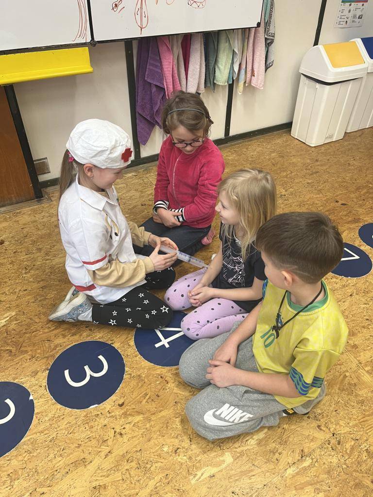 Zdraví je klíčové a prevence hraje zásadní roli. V rámci hodin prvouky jsme se zabývali tématem zdraví a léčby nemocí. Žáci se aktivně zapojili do hry, kde lékařské týmy prezentovaly různé scénáře léčby. Cílem bylo nejen pobavit se, ale také naučit se rozpoznávat příznaky a správně se léčit.