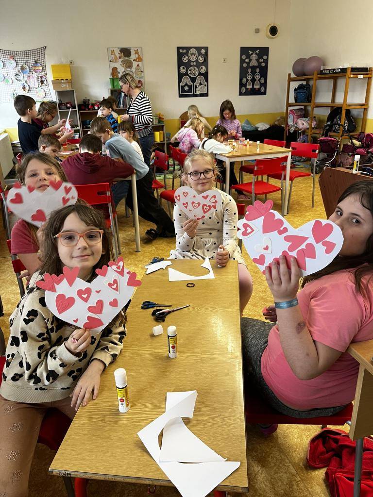 Únor byl v naší školní družině pestrý, tvořivý a plný radosti. Společně jsme si užili nejen zimní dny, ale také jsme se pomalu začali těšit na přicházející jaro. Děti se s nadšením zapojovaly do výtvarných aktivit, vzdělávacích her i pohybových činností.