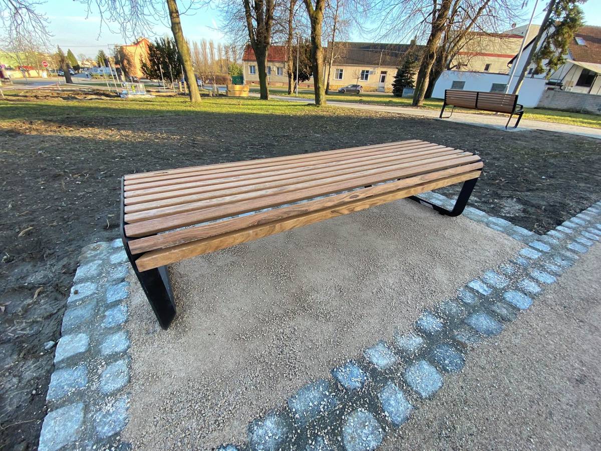 Poslední únorový týden je ve Vracově ve znamení prací i očekávaných událostí. Přinášíme Vám přehled aktuálních novinek z oblasti investic, dotačních projektů i společenského dění.     Park u sokolovny získává novou podobu  Příznivé počasí umožnilo pokračovat v revitalizaci parku u sokolovny. V rámci první etapy byly dokončeny mlatové cesty a instalovány nové lavičky. V následujících týdnech bude dokončena herní zóna pro děti, jejíž součástí bude centrální pískoviště, zapuštěná trampolína, dětský kolotoč a další herní prvky.  Druhá etapa projektu pak počítá s vybudováním hřiště na pétanque, menšího přírodního jeviště s hledištěm, nového posezení a veřejného ohniště. Celý prostor bude doplněn novou výsadbou zeleně. Cílem revitalizace parku je vytvořit moderní a příjemné místo pro setkávání všech generací.     Podpora pro Dům s pečovatelskou službou v ulici Luční  Město získalo dotaci ve výši 436 000 Kč na podporu Domu s pečovatelskou službou v ulici Luční. Jedná se přitom o první část z celkově požadované podpory ve výši téměř 1 950 000 Kč. Věříme, že naše žádost bude úspěšná a podaří se získat finanční prostředky na pečovatelskou službu v maximální požadované výši.     Reprezentační ples města již tuto sobotu  V sobotu 28. února od 20:00 hodin se ve sportovní hale uskuteční tradiční Reprezentační ples města Vracova. K tanci a poslechu zahrají DH Vracovjáci a skupina Ferrum. Připravená je také bohatá tombola s atraktivními cenami, mezi nimiž nechybí televizory, mobilní telefony, tablet či hodnotné poukazy. Upozorňujeme, že v prodeji zbývají už jen poslední kusy vstupenek. Těšíme se na setkání!