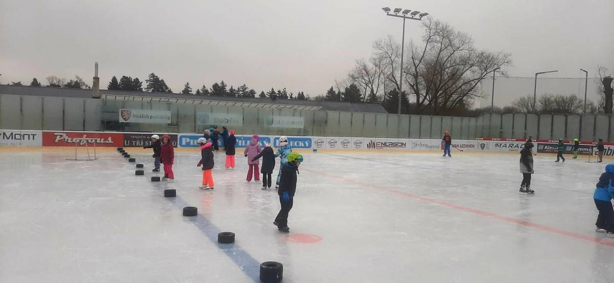 Hodiny bruslení začaly 19. února 2026 a žáci mají možnost bruslit jedenkrát v týdnu.
