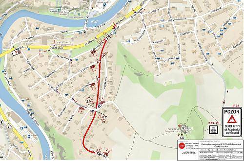 Od 2. 3 do 31. 7. 2026 bude probíhat rekonstrukce silnice III/1571 v Rožmberské ulici. Práce budou spočívat v opravách některých inženýrských sítí a následně v obnově povrchu vozovky. Investorem stavby je Jihočeský kraj.