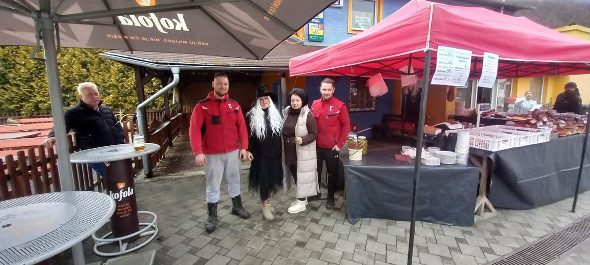 V sobotu 14.02.2026 sme fašiangovali na Námestí sv. Mikuláša. Fsk.Vajčovci predviedli ukážku ľudovej tradície-Pochovávanie basy, bola súťaž pre deti-Najkrajšia fašiangová maska, skvelé ceny v tombole, kapustnica a zabíjačkové špeciality.