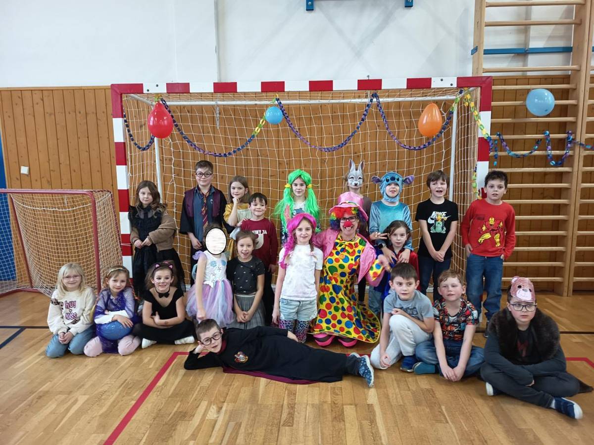 K zahájení zimní olympiády jsme si s dětmi vyrobili olympijský oheň. Další týden patřil barvám a masopustu.