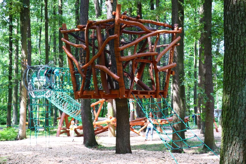 V březnu zahájíme práce na obnově a rozšíření dětského hřiště v orlovském lesoparku. Přibydou nové herní prvky, které navážou na ty stávající, a nabídnou dětem ještě pestřejší prostředí pro bezpečnou hru a pohyb v přírodě. Ze současného orlího hnízda povede nový lanový tunel do dvoupatrové orlí věže. Ve věži bude výlez, kterým ...