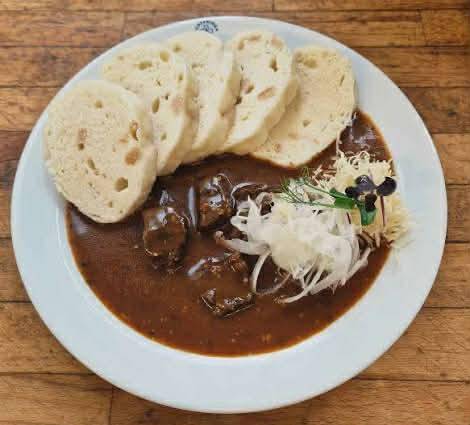 Restaurace U Medvěda připravuje na víkend pivovarský guláš s knedlíkem.