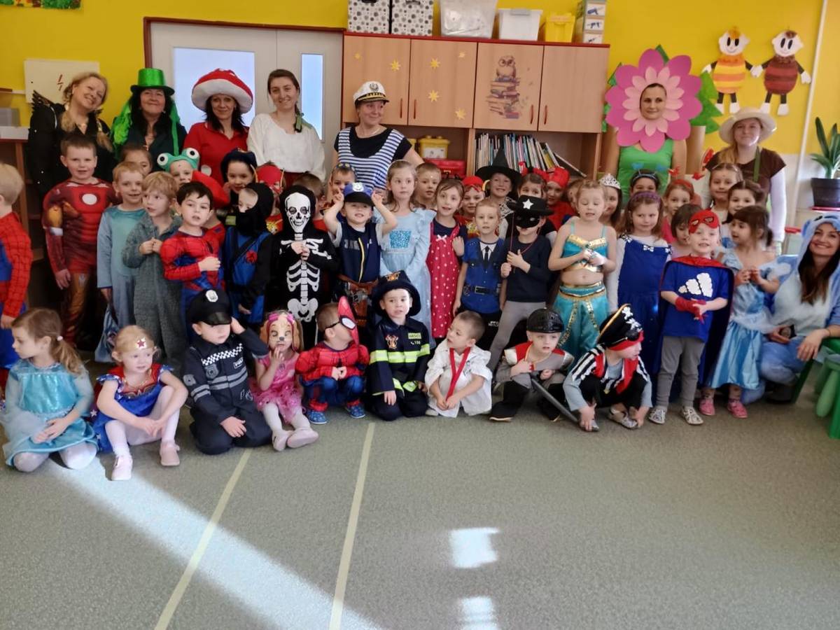 V pátek 20. 2. v dopoledních hodinách proběhl ve všech třídách karneval. Nakonec se všechny třídy sešly u Včeliček a společně si zařádily.