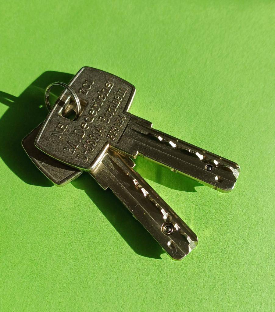 Vážení spoluobčané, v rámci zkvalitňování služeb a zvyšování komfortu pro osoby se zdravotním postižením jsme v uplynulých dnech nechali osadit prostřední kabinku veřejných toalet na náměstí Republiky speciálním Eurozámkem.