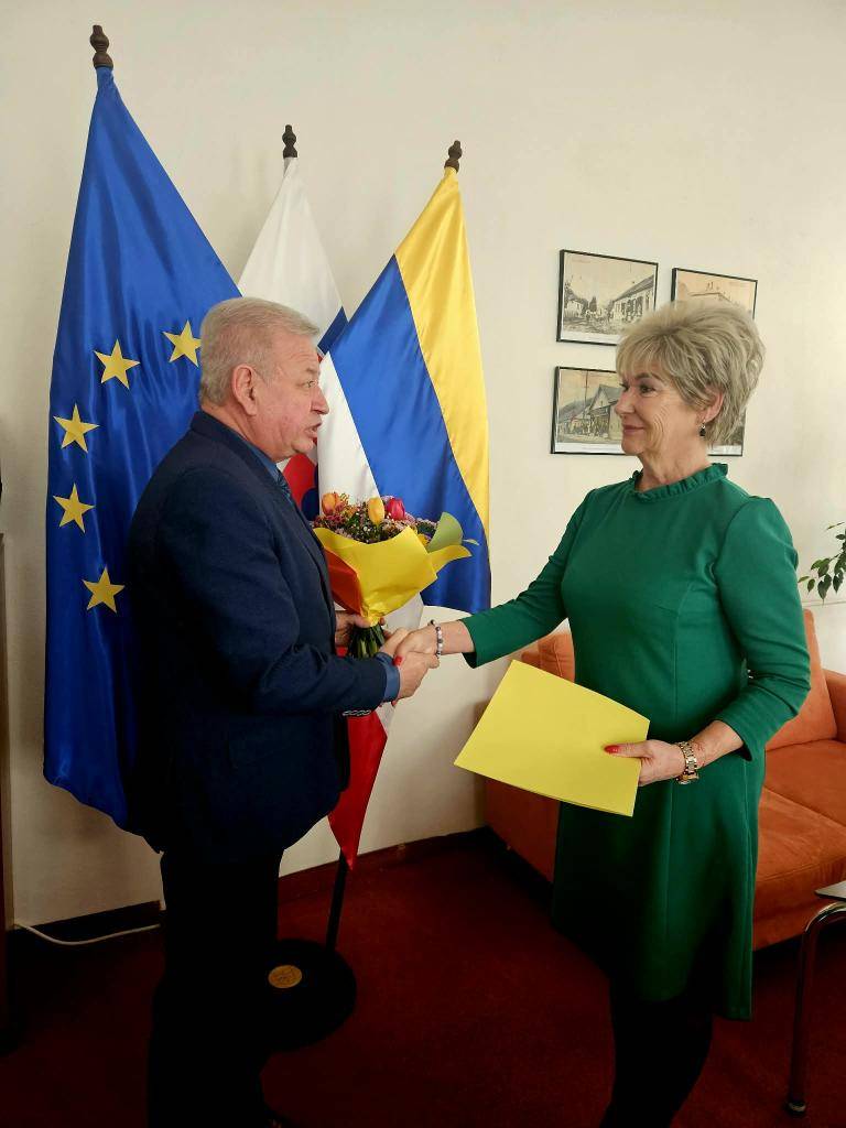 Hnúšťa, 24.2.2026 - Dnes, utorok 24. februára 2026, primátor mesta Hnúšťa na základe návrhu Rady školy slávnostne vymenoval pani Evu Šafárikovú na nové päťročné funkčné obdobie do funkcie riaditeľky Materskej školy Klokočova, s platnosťou menovania od 1. marca 2026.