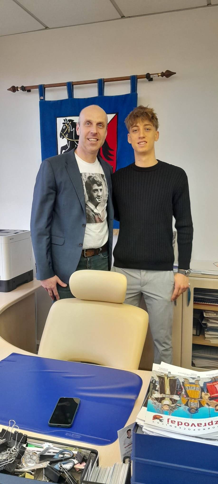 Zlatý olympijský medailista Metoděj Jílek dnes navštívil hornopočernickou radnici a setkal se se starostou městské části Praha 20 Petrem Měšťanem, paní místostarostkou Hanou Markulinec Moravcovou a radním pro sport panem Jaroslavem Kočím. Metoděj Jílek zde absolvoval základní školu v Chodovické ulici a v Horních Počernicích stále žije. Starosta Petr Měšťan Metodějovi poblahopřál k mimořádnému sportovnímu úspěchu a skvělé reprezentaci České republiky. Metoděj Jílek získal na olympijských hrách v Itálii dva cenné kovy. Stříbro na pětikilometrové trati v neděli 8. února ještě moc neslavil, chtěl víc. A dočkal se! V pátek 13. února nenašel na desetikilometrové trati přemožitele a v pouhých devatenácti letech se stal olympijským šampionem. A se dvěma medailemi zároveň nejúspěšnějším českým sportovcem na olympiádě v Itálii. „Jsem velmi poctěn, že si Metoděj ve svém nabitém programu udělal čas a dorazil na krátkou návštěvu k nám na radnici. Upřímně jsem mu při této příležitosti poblahopřál k úžasnému úspěchu, kterým korunoval léta dřiny na trénincích i v závodech. Metoděj je teprve na začátku sportovní kariéry a věřím, že ještě spoustu triumfů přidá, nicméně už teď je sportovní legendou a jedním z nejslavnějších občanů našich Horních Počernic,“ řekl starosta Petr Měšťan. Z talentovaného mladíka, který udivoval svými výsledky na rychlobruslařském oválu, se stala během několika dní sportovní celebrita. „Splnil jsem si sen! Ale to neznamená, že teď nějak polevím. Pořád chci medaile zajíždět i za deset patnáct let. Budu směřovat k tomuhle cíli. To, že jsem teď získal zlatou medaili, neznamená, že mi nějak spadne motivace,“ prohlásil Metoděj Jílek v Miláně bezprostředně po zlatém triumfu. Metoděj Jílek byl spolu s rychlobruslařskou legendou Martinou Sáblíkovou vlajkonošem české výpravy při slavnostním zakončení olympijských her. Symbolicky po boku šampionky, která na hrách ukončila svou bohatou kariéru a Metoděj Jílek od ní převzal pomyslnou štafetu.