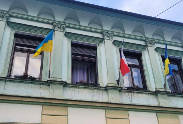 Na budově přerovské radnice bude po celý den - 24. února - vyvěšena ukrajinská vlajka jako připomínka čtvrtého výročí ruské invaze na Ukrajinu. Město tím vyjadřuje solidaritu s oběťmi válečné agrese. Vyvěšení vlajky je zároveň gestem podpory ukrajinským občanům, kteří v Přerově dlouhodobě žijí i těm, kteří sem přišli po vypuknutí války.