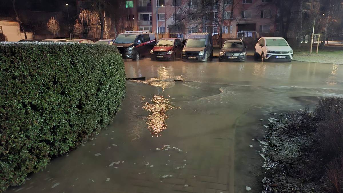 V ulici Karla Maličkého došlo s největší pravděpodobností k prasknutí vodovodního řadu. Na místě se vytvořila vodní laguna zasahující až ke křižovatce s ulicí Dlouhá. Událost byla nahlášena na dispečink společnosti Severočeské vodovody a kanalizace, a.s., která situaci řeší.  ❗ Během dne může dojít k uzavření dodávky vody pro větší část města. ✅ Kanalizace situaci kapacitně zvládá. ✅ Podchod není poškozen. O dalším vývoji vás budeme průběžně informovat.