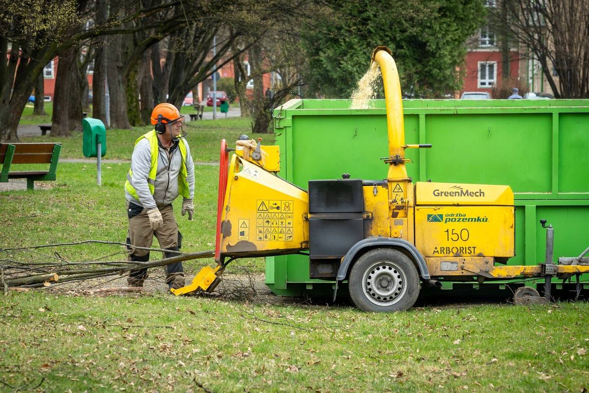 Statutární město Havířov informuje občany, že v průběhu nejbližších dnů bude probíhat kácení stromů a odstraňování keřů v souvislosti s plánovanými opravami a údržbou inženýrských sítí, zejména plynovodu. Práce se uskuteční například v lokalitách na ulicích Svornosti, Na Nábřeží, V Parku, Československé armády, Chopinova, Sadová, Třeneckého či Tylova. Zásahy budou provedeny pouze v nezbytném rozsahu tak, aby byl zajištěn bezpečný přístup k technické infrastruktuře a její spolehlivý provoz. Žádáme občany o zvýšenou opatrnost v dotčených oblastech a děkujeme za pochopení. Odbor komunálních služeb https://havirov-city.cz/aktuality/udrzba-inzenyrskych-siti-si-vyzada-kaceni-zelene