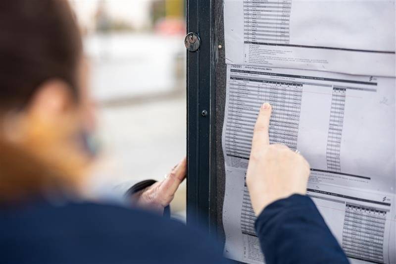 Z důvodu plánované rekonstrukce silnice II/350 mezi Štoky a Smilovem (16. 3. – 31. 7. 2026) dojde také ke změnám v autobusové dopravě. Hlavní změny:   Některé spoje linky 603193 budou po dobu uzavírky  rušeny nebo zkráceny.   Část spojů pojede po objízdné trase přes Kamennou a Pozovice.   Na lince 603194 bude zaveden náhradní spoj do Štoků.   Vybrané spoje linky 764210 pojedou objížďkou přes Smilov.   Změny na zastávkách:   Zastávka Štoky, osada Fikarka nebude po dobu uzavírky obsluhována.   Zastávka Štoky, Smilov bude dočasně přesunuta k hasičské zbrojnici.   Zastávka Štoky, Pozovice bude dočasně přesunuta před hasičskou zbrojnici.   Některé spoje nově obslouží zastávky Kamenná nebo Štoky, Smilov, samota.   Po dobu uzavírky budou platit výlukové jízdní řády. Doporučujeme cestujícím sledovat aktuální informace - www.idos.cz