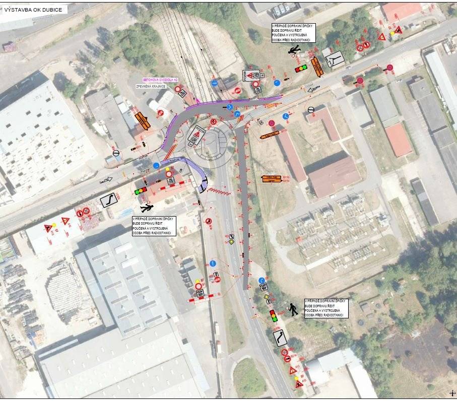 Převzato z FB Město Česká Lípa  Částečná uzavírka Litoměřické ulice     Vážení občané, v pondělí 2. března 2026 začne stavba kruhového objezdu v křižovatce ulic Litoměřická – Dubická - U Obecního lesa, z tohoto důvodu je v místě stavby nařízená částečná uzavírka, která bude platná až do 31. května 2026. Kruhový objezd je součástí stavby II. etapy obchvatu České Lípy z Dubice do Dolní Libchavy, jejímž investorem je RŠD.   V místě stavby bude možné projet po provizorní komunikaci vždy jedním jízdním pruhem ze všech tří směrů. Během dne, tj. v čase od cca 5:30 do 16:00 budou provoz řídit pracovníci stavby, mimo tuto dobu bude provoz řízen semafory.   V rámci stavby bude zřízen i koridor pro pěší   Prosíme, respektujte dopravní značení.   Děkujeme.   město Česká Lípa