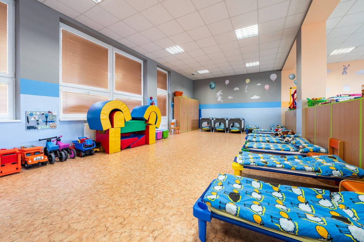 Hledáte pro své děťátko bezpečné, laskavé a podnětné prostředí, kde se bude cítit jako doma? 💛👶 Dětská skupina Koťata ve Frýdlantu nabízí několik volných míst s nástupem od 1. 9. 2026.   ℹ️ Podrobné informace o našich službách najdete na webových stránkách https://www.skolafrydlant.cz/detska-skupina/     📞 V případě zájmu o umístění Vašeho dítěte do dětské skupiny kontaktujte sekretářku ředitelství školy paní Martinu Šustrovou na telefonu 482 312 197.