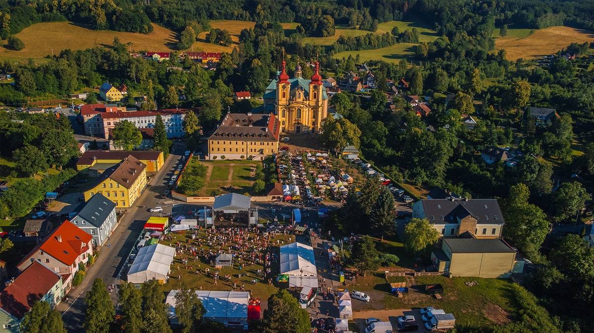 Do velkokapacitního stanu hledáme provozovatele, který zajistí pitný a stravovací režim pro návštěvníky Hejnických slavností 4. a 5. července 2026.  Podmínky a podrobnosti pro zájemce z řad spolků či jednotlivců na mailu slavnosti@mestohejnice.cz nebo telefonu 739 678 566.