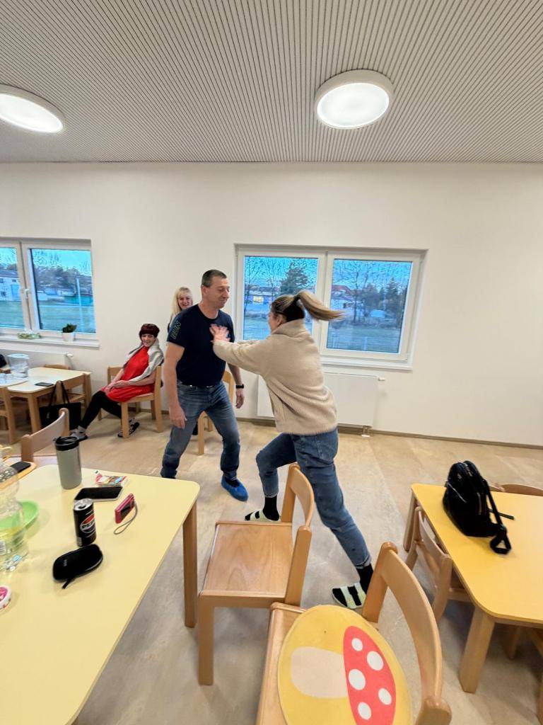 V MŠ Pohádka Zbůch se v úterý 24. 2. odpoledne konalo školení o bezpečnosti. Paní učitelky se naučily základní prvky sebeobrany a jak předcházet nebezpečným situacím. Společně se školiteli jsme také prošli celou školku a ještě vylepšili některá bezpečnostní opatření.