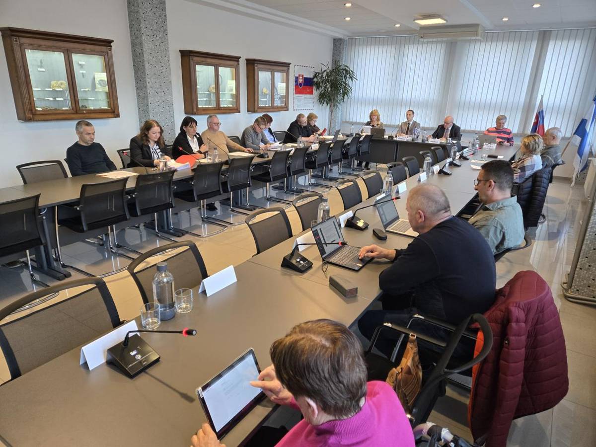 Prvýkrát v roku 2026 sa obecní poslanci stretli na svojom zasadnutí, 23. februára 2026. Boli oboznámení s výsledkami inventarizácie majetku obce Beluša, s plánom verejného obstarávania, či s plánom kultúrnych akcií na rok 2026.