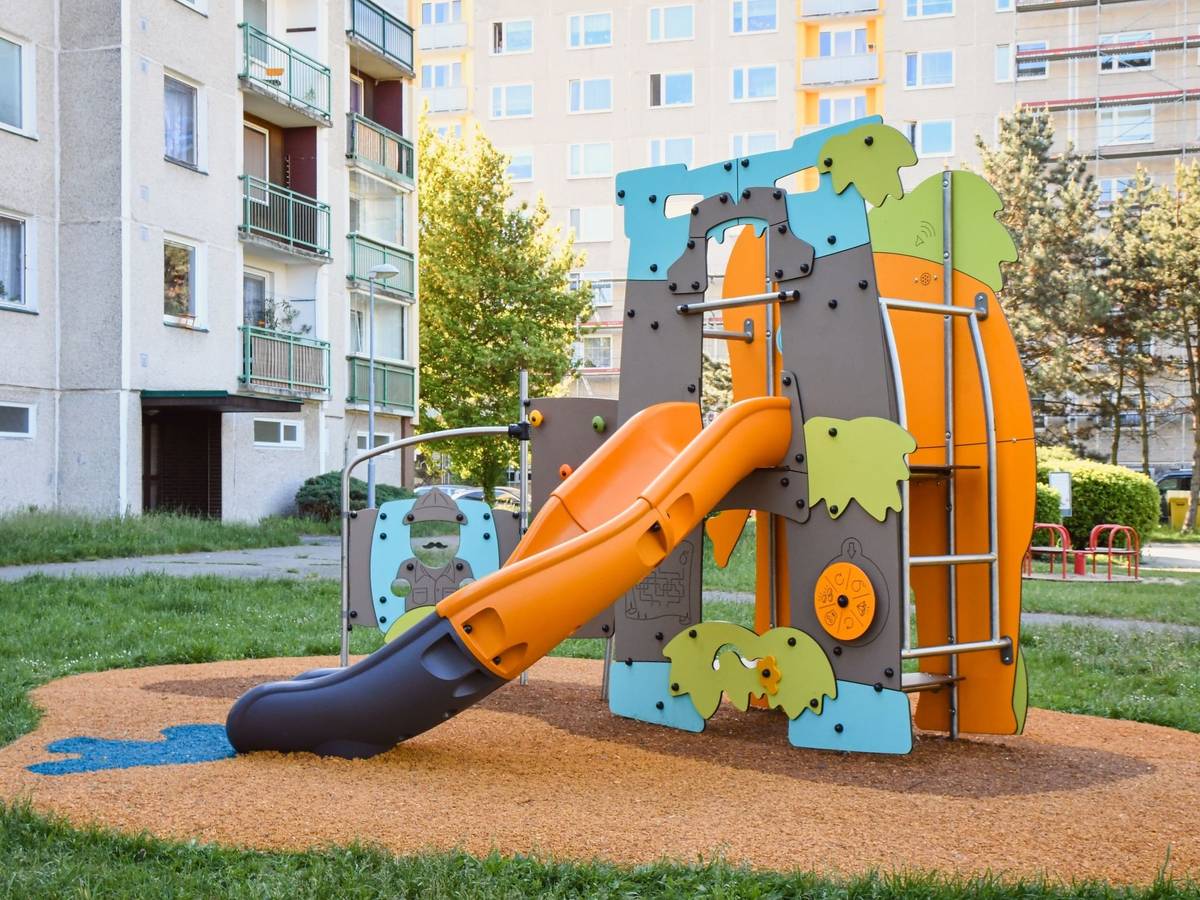 📍 Technické služby Hradec Králové chtějí poprvé do podoby hřišť zapojit obyvatele města. Ze tří vytipovaných lokalit vyberou jednu, kde do konce roku vznikne nová inkluzivní herní sestava. 📍 Podoba dětských hřišť se v krajském městě postupně mění. V posledních letech se na nich kromě unikátních kousků, jako jsou zemní trampolíny, zastínění nebo interaktivní hry, začaly objevovat také prvky pro děti s handicapem nebo přímo inkluzivní herní prvky. Inkluzivní herní prvek umožňuje, aby si na něm mohly hrát zdravé děti společně s dětmi zdravotně znevýhodněnými. 👉 Pro novou sestavu technici zvolili celkem tři dětská hřiště: ◾️ v Čajkovského ulici v Malšovicích ◾️ v Gagarinově ulici na Slezském Předměstí ◾️ hřiště Lachtan na Moravském Předměstí. 👉 Kde by se podle vás měla nová herní sestava objevit? Hlasovat můžete do 15. března 2026 prostřednictvím anonymního online formuláře. 🔗 Odkaz na anketu naleznete ZDE.