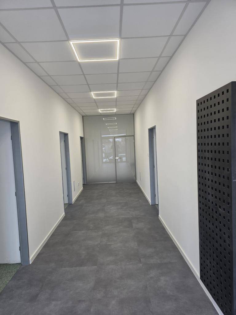 Nakoľko sa mnohí zaujímate ako to vyzerá s rekonštrukciou obecného úradu, čo nás teší, radi by sme vás informovali, že stavba bude už čoskoro dokončená.  Interiér máme až na malé detaily hotový. Exteriér z dôvodu nepriaznivých poveternostných podmienok postupne dokončujeme.