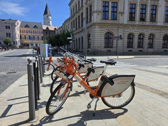 Od prvního březnového dne budou moci obyvatelé i návštěvníci Přerova znovu využívat oblíbená sdílená kola, která ve městě provozuje společnost nextbike. Po zimní přestávce se do ulic vrátí 160 kol se sedmistupňovou přehazovačkou, dostupných na šedesáti stanovištích rozmístěných po celém městě. Služba zůstává pro všechny uživatele v režimu, který nabízí prvních 15 minut jízdy zdarma. Tato výhoda se dlouhodobě osvědčuje jako povzbuzení k ekologické a rychlé dopravě po městě. Zvláštní podmínky jsou připraveny pro držitele karty MultiSport. Po propojení karty s účtem v aplikaci nextbike mají možnost využít dvakrát denně 60 minut jízdy zdarma. Tyto jízdy se nezapočítávají do denního limitu sportovních aktivit, což umožňuje kombinovat sdílené kolo i další sportovní služby během jednoho dne.