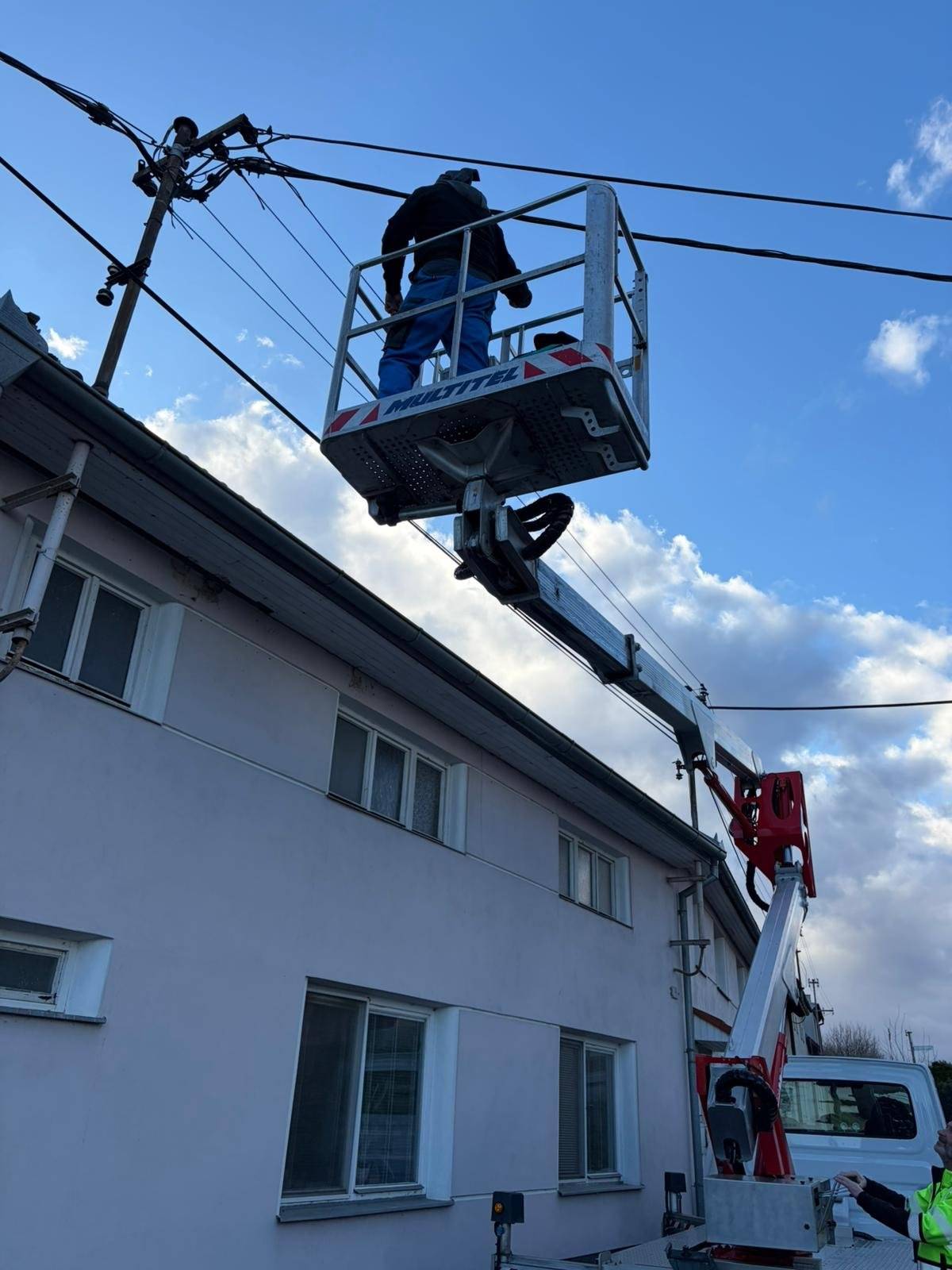 Aktuálně probíhá vyhledávání míst poruch a následná oprava staré kabeláže veřejného osvětlení.  Vzhledem k velkému množství napojovacích bodů a spojů je hledání těchto poruch technicky náročnější a časově zdlouhavé. V případě, že se objeví nový výpadek, prosíme o jeho nahlášení. Tuto budeme řešit co nejdříve. Zároveň Vás žádáme o zvýšenou opatrnost v době, kdy by byla část obce bez osvětlení.