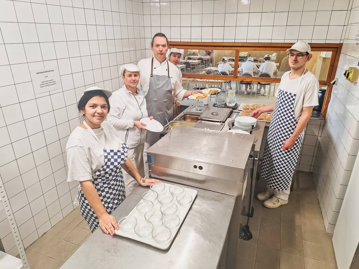 Vůně čerstvě uvařeného jídla a atmosféra, kde se teorie mění v praxi. Odborné učiliště a Praktická škola v Hlučíně nabízí místním obyvatelům možnost stravování ve své jídelně. Za každým talířem přitom stojí úsilí žáků, kteří se zde pod dohledem mistrů připravují na své budoucí povolání.    Školní jídelna není jen místem pro nasycení studentů a zaměstnanců. Pro žáky školy představuje vaření pro veřejnost klíčovou součást výuky. „Každý strávník, který do jídelny zavítá, tak přímo podporuje rozvoj dovedností mladých učňů,” přibližuje vedoucí odborného výcviku Šárka Medvecová.   V dnešní době, kdy ceny v restauracích šplhají vysoko, sází škola na dostupnost a tradiční receptury. Cena oběda činí 105 korun, což z nabídky dělá jednu z nejatraktivnějších možností stravování v celém Hlučíně. Aktuální jídelníček, který pravidelně zahrnuje oblíbená česká jídla i polévky, je k nahlédnutí na webových stránkách školy www.ouhlucin.cz. Zájemci o stravování se mohou obrátit přímo na vedoucího školní jídelny, pana Pavla Hurného, který poskytne veškeré detaily k odběru obědů a způsobu placení. Telefon: 595 150 024 nebo 736 504 998, e-mail: pavel.hurny@ouhlucin.cz, adresa: Čs. armády 336/4a, Hlučín. Přijďte ochutnat výsledky práce budoucích profesionálů a podpořte hlučínské školství svou návštěvou!   #hlucin #mestohlucin #skolnijidelna #poctiveobedy