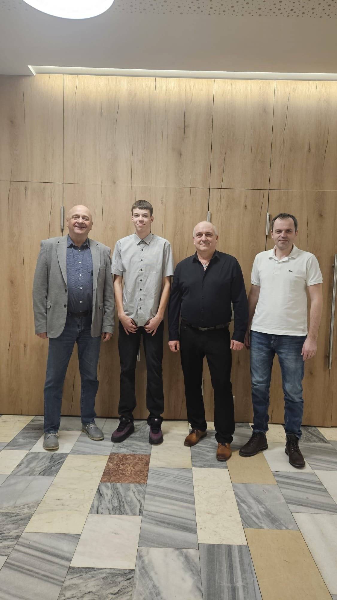 Na včerejším zasedání zastupitelstva města Strážnice byl slavnostně oceněn mladý fotbalový talent David Jamný, který získal titul Sportovec města Strážnice za rok 2025 🏅 David začínal s fotbalem už v pěti letech právě ve Strážnici ❤️⚽ Díky své píli, talentu a odhodlání dnes působí v klubu FC Slovácko, kde je kapitánem týmu kategorie U15 💪 Nastupuje na pozici levého stopera a se svým týmem hraje nejvyšší žákovskou soutěž. Pravidelně se také účastní krajských výběrů a reprezentačních srazů 🇨🇿 Velkým úspěchem je jeho působení v reprezentační kategorii U15, se kterou se zúčastnil mezinárodních zápasů i vítězného turnaje v zahraničí 🥇🌍 Tým přitom zůstal ve všech dosavadních utkáních neporažen! 👏🔥 Toto ocenění je zaslouženým poděkováním za skvělou reprezentaci našeho města a inspirací pro další mladé sportovce 🙌 👏 Davide, srdečně gratulujeme k tomuto ocenění! Přejeme Ti mnoho dalších sportovních úspěchů, pevné zdraví, radost ze hry a splnění Tvých fotbalových snů! ⚽💙