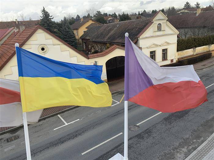 V úterý 24. února 2026 si svět připomněl, že Ukrajina se již čtvrtým rokem brání ruské agresi. Naše městská část vyjádřila svou podporu napadanému státu vyvěšením ukrajinské vlajky na budově úřadu. Vlajka zde bude vlát po dobu jednoho týdne. Situaci z bojiště na Ukrajině připomeneme také filmovými projekcemi v rámci Pražských ozvěn festivalu Jeden svět, do nichž se naše městská část letos prvně zapojuje. Akce se koná 21. a 22. března v KC Na Půdě.