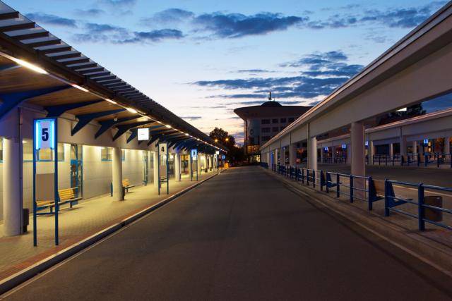Od neděle 1. března dojde k drobným časovým úpravám v jízdních řádech městských autobusových linek 103 a 106. Změny reagují na požadavky cestujících a mají zlepšit návaznost spojů.U linky 103 bude spoj číslo 3 nově odjíždět ze zastávky Autobusové nádraží v čase 5.13. Tříminutové posunutí odjezdu umožní cestujícím přestoupit z příměstských autobusů na městský spoj, který zajišťuje ranní dopravu zaměstnanců do závodů a firem na trase přes ulici Tovačovská do místní části Henčlov. Příjezd na konečnou zastávku Henčlov, náves zůstává v čase 5.24.U linky 106 se upraví odjezd spoje číslo 20 ze zastávky Sokolovna. Autobus již nebude tři minuty čekat, ale odjede dříve – nově v čase 14.42.