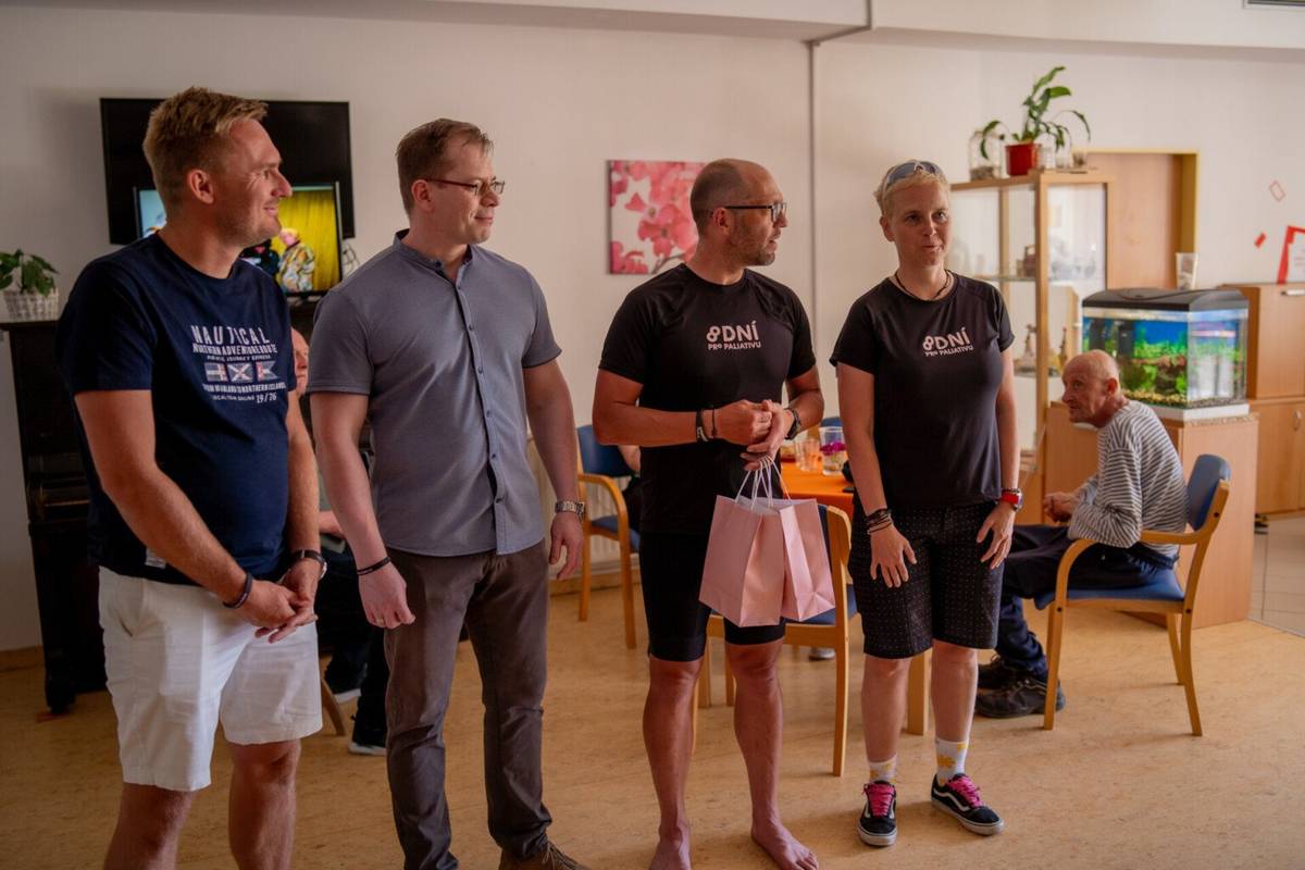 Začátkem února zemřela Zorka Šťastná, tvář benefiční cyklojízdy po České republice 8 dní pro paliativu, kterou pořádal projekt Domestici.cz. Akce se uskutečnila loni v červnu a jednu ze svých zastávek měla také v našem městě. Originální počin nakonec vynesl 1,5 milionu korun na podporu hospiců. Z výtěžku organizátoři podpořili také provoz hospice ve Frýdku-Místku. Více čtěte na webu města: BENEFIČNÍ JÍZDA 8 DNÍ PRO PALIATIVU PODPOŘILA I PROVOZ HOSPICE VE FRÝDKU-MÍSTKU | Frýdek-Místek