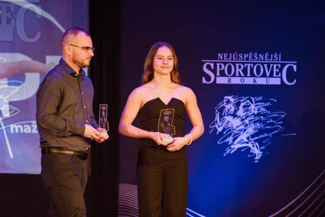 Zvýšit povědomí o úspěších přerovských sportovců, klubů a oddílů, ale také vytvoření jedinečné komunity. To má za cíl výzva na sociálních sítích spojená s anketou Přerovský sportovec roku. Zapojili se do ní už i známí sportovci, jako jsou překážkář Jonáš Kolomazník či hokejista Mikuláš Zbořil.Krátké medailonky na Instagramu už viděly tisícovky lidí, to ale není konečná. „Cíl je jasný, chceme, aby se široké veřejnosti představili hlavně méně známí, mladí přerovští sportovci, kteří však dosahují skvělých úspěchů. Ty jsme si v minulosti připomínali pouze jednou za rok na galavečeru sportovce roku, což je škoda,“ uvedl sportovní novinář a koordinátor ankety Přerovský sportovec roku Ivan Němeček mladší.O co se jedná?Krátký medailonek nominovaného či úspěšného přerovského sportovce formou videa/reels na Instagramu daného sportovce nebo jeho klubu. Video poté bude zveřejněno i na Facebooku Přerovského deníku.Nominovaní sportovci za rok 2025 (a nejen oni) mohou oživit své loňské triumfy a připomenout, že lidé pro ně stále mohou na webu Přerovského deníku hlasovat v rámci Ceny sympatie. Kromě známějších jmen už tak učinili třeba mladí fotbalisté přerovské Viktorky či moderní gymnastky Spartaku Přerov.„Zapojit by se měly opravdové sportovní vzory včetně tenistky Lindy Noskové, volejbalistky Magdalény Jehlářové a dalších. Chceme zaplavit sociální sítě něčím pozitivním, je fajn, že na instagramovém profilu Přerovský sport pak tyto medailonky zůstanou a ukážeme, jaké talenty ve městě máme,“ řekl závěrem Ivan Němeček.Jak na to?Co ve videu zazní? Sportovec zodpoví tři jednoduché otázky- Kdo jsem? (Jak se jmenuji, kolik je mi let, jaký sport dělám a jaký klub reprezentuji?)- Největší sportovní úspěch v roce 2025? (Za co jsem nominovaný?)- Největší úspěch mimo sport? (Za celý život)- Na závěr může přijít výzva k hlasování: „Hlasovat pro mě (můj tým) můžete na webu Přerovského deníku, uvidíme se v měšťáku na předávání cen.Jak to celé zveřejnit?Sportovec může medailonek zveřejnit na svém instagramovém profilu nebo na profilu svého klubu. V příspěvku (reels) do tzv. spolupráce označí instagramový profil Přerovský sport (prerovsky.sport). Ideální varianta? Sportovec zveřejní medailonek na svém Instagramu, do spolupráce označí svůj klub a profil Přerovský sport. Video poté bude zveřejněno také na Facebooku Přerovského deníku.                     https://www.instagram.com/prerovsky.sport/