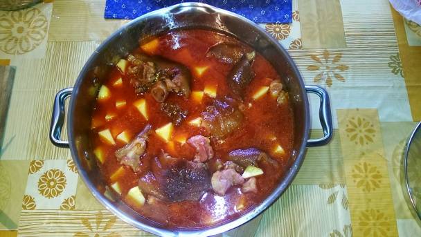 Vážení obyvatelia !    V pohostinstve „Állj meg vándor“ na piatok si môžete objednať paprčkový perkelt (0905 921 395)