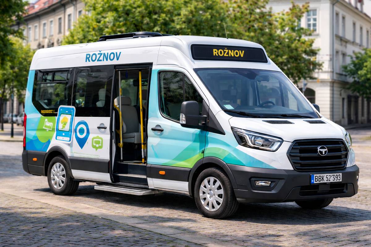 🚌 Rožnovská radnice chce nabídnout občanům možnost flexibilnější a dostupnější možnosti cestování po městě i okolí pomocí POPTÁVKOVÉ DOPRAVY  🚌 Nově by tak mohli občané kromě 32 současných stanovišť využít dalších 176 virtuálních zastávek a mít tak možnost nastoupit a vystoupit co nejblíže svého domova 🚌 ✅ Poptávkovou hromadnou dopravu chceme spustit během června, aby se přes prázdniny rozjel zkušební provoz a od září pak již pro občany plnohodnotně fungovat ✅ Tento systém dopravy funguje už ve více než dvou desítkách regionů v naší republice ☝ Rožnov je svou polohou, velikostí a strukturou zástavby specifickým prostředím pro organizaci veřejné dopravy a veřejná autobusová doprava neodpovídá vždy poptávce Rožnováků ať už s ohledem na požadovanou frekvenci spojů malý počet spojů nebo omezený rozsah obsluhy okolních obcí  ☝ Proto dává mnoho obyvatel přednost autům ☝ To pak ještě více snižuje využití autobusů a následně i tlak na zlepšení systému 👉 Poptávková doprava tak má využití zejména v menších městech, kde pomáhá řešit potřebu městské hromadné dopravy, která by byla běžně velmi drahá. Více na Rožnov plánuje zavést nový systém poptávkové veřejné dopravy - Město Rožnov pod Radhoštěm  Foto je ilustrační