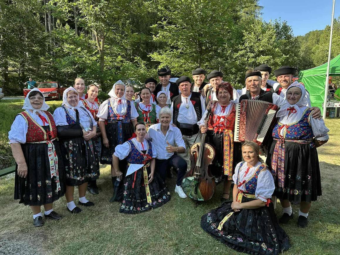 Vajčovci sú dôkazom, že tradície nie sú minulosťou. Sú živým príbehom. Príbehom, ktorý sa v Hornom Vadičove stále spieva, tancuje, odovzdáva ďalej, no hlavne bije v srdciach ľudí všetkých generácií.