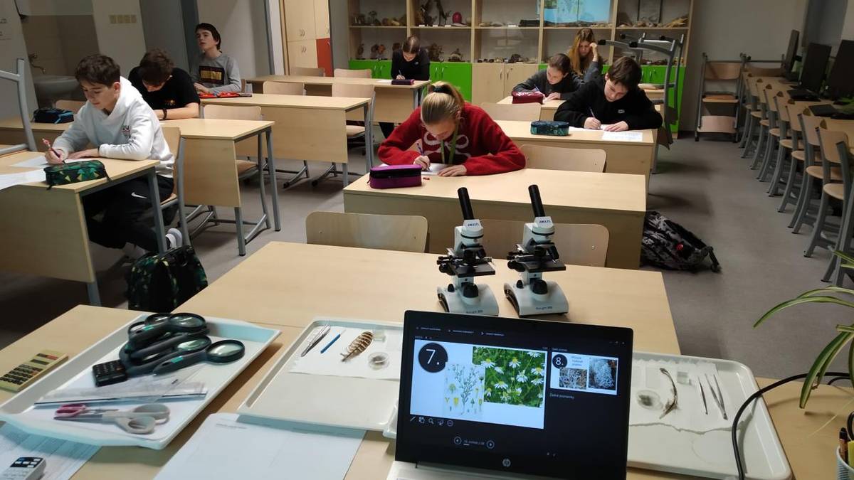 Na přelomu ledna a února se uskutečnilo školní kolo jubilejního 60. ročníku Biologické olympiády. Letošní ročník provází fascinující téma „Tajemný život lesů“, které žáky zavedlo hluboko do ekosystémů našich hvozdů.