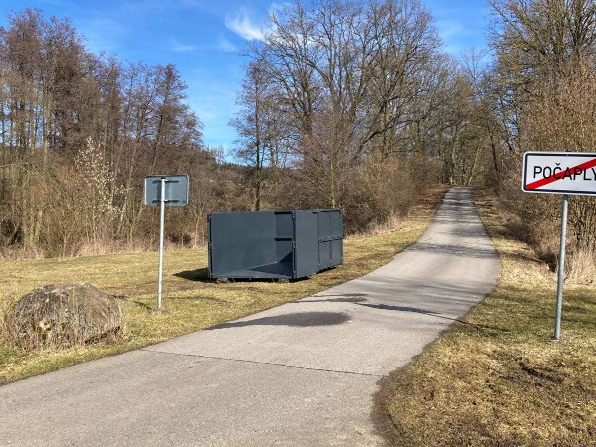 Jarní úklid na zahradě může začít! 🌿🌲 Na konci obce (za čp. 50) směr Stražiště jsme pro vás přistavili kontejner na větve a dřevní odpad. Větve prosím už nevozte ke koupališti. Kontejner tu bude do konce března, případně dále podle potřeby. Nevhazujte sem prosím trávu, listí ani jiný odpad. Děkujeme, že třídíte! 💚