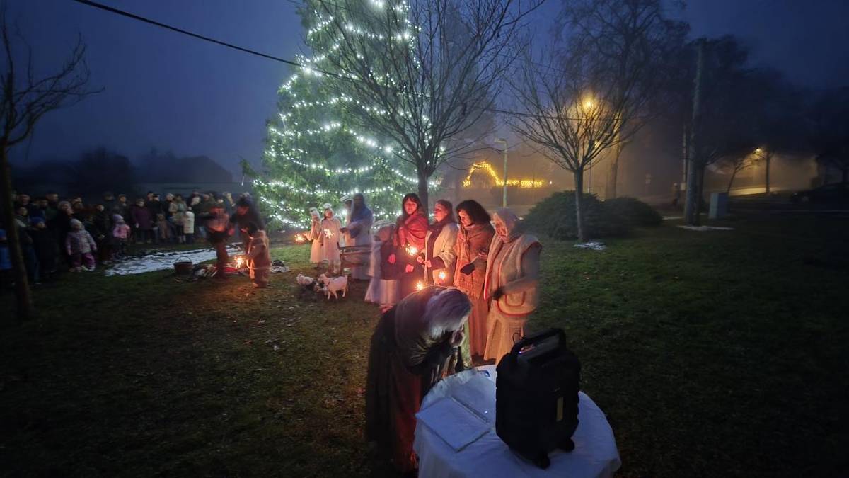Letošní slavnostní rozsvícení vánočního stromu se uskutečnilo v neděli 30. 11. 2025.