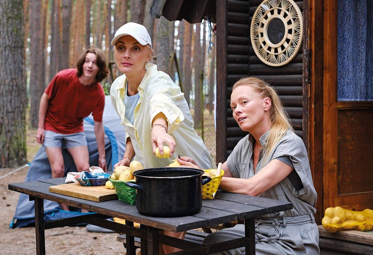 Na sklonku zimy nás na léto naladí nová česká komedie Nečekané léto. Snímek s Bárou Polákovou v hlavní roli uvede pelhřimovské kino Vesmír zítra a pozítří, krátce po své české premiéře. „Už se uskutečnilo několik předpremiér a film si vede velmi dobře v hodnocení,“ uvedla vedoucí kina Šárka Pithartová. Na portálu ČSFD si titul aktuálně drží 72 procent. Hrdinkou příběhu je Denisa, která má dokonale naplánovanou rodinnou dovolenou u moře. Jenže místo vysněné Itálie končí s dětmi v zapadlém českém kempu. Z pečlivě připraveného plánu nezůstane téměř nic a Denisa musí čelit nečekaným situacím, které jí léto obrátí naruby. Zpočátku nepříjemná komplikace se však postupně mění v dobrodružství plné humoru, nových přátelství i překvapivých setkání. Děti objevují kouzlo obyčejných prázdnin a Denisa zjišťuje, že někdy stačí ubrat na kontrole a nechat věci plynout. Nečekané léto je lehká, svěží komedie o tom, že ty nejlepší zážitky často vznikají úplně jinak, než jsme si vysnili. Herecké obsazení jedenapůlhodinového filmu je skvělé. Vedle už zmíněné Báry Polákové můžeme na plátně vidět Jordana Haje, Lindu Rybovou, Jaroslava Duška, Tomáše Kluse a v rolích zkušených trampů Petra Čtvrtníčka a Leoše Nohu. „Kdo dorazí do kina, může se těšit na pohodovou rodinnou komedii, která pobaví,“ zve diváky Šárka Pithartová.(va) Nejbližší program kina Vesmír: NEČEKANÉ LÉTO Pátek 27. 2. a sobota 28. 2. (20:00) CESTA ZLOČINU Neděle 1. 3. (20:00)  OTEC MATKA SESTRA BRATR (ARTkino) Pondělí 2. 3. (19:00 - malá scéna KD Máj)  Pro děti: PRICEZNA STOKRÁT JINAK Pátek 27. 2. (17:00) BLÁZNIVÝ MARSUPILAMI Neděle 1. 3. (17:00)