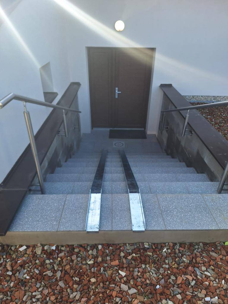 Nové zábradlí a nájezd u knihovny, Wi-Fi a kamerový systém