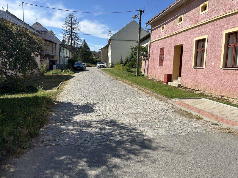 Od 23. března bude za úplné uzavírky probíhat rekonstrukce komunikace a stavba nové dešťové kanalizace ve Slížanech od zvonice až po dům č.p. 172. Plánované dokončení je 30. září. Dodavatelem je společnost EDMA s.r.o. Luleč.