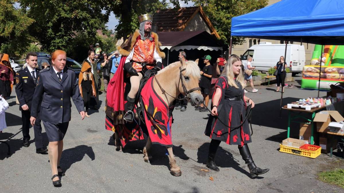 První písemná zmínka pochází z roku 1325, kdy král Jan Lucemburský rozhodl, že místní plebán má přesídlit ze Lhoty do Domoušic.