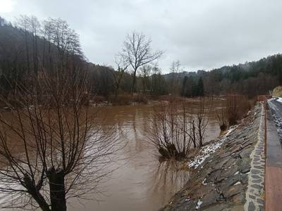 Cyklostezka je i během zvýšeného průtoku v Jizeře schůdná. Žádné z míst na cyklostezce v úseku Železný Brod - Líšný nebylo během aktuálního zvýšeného stavu zaplaveno.