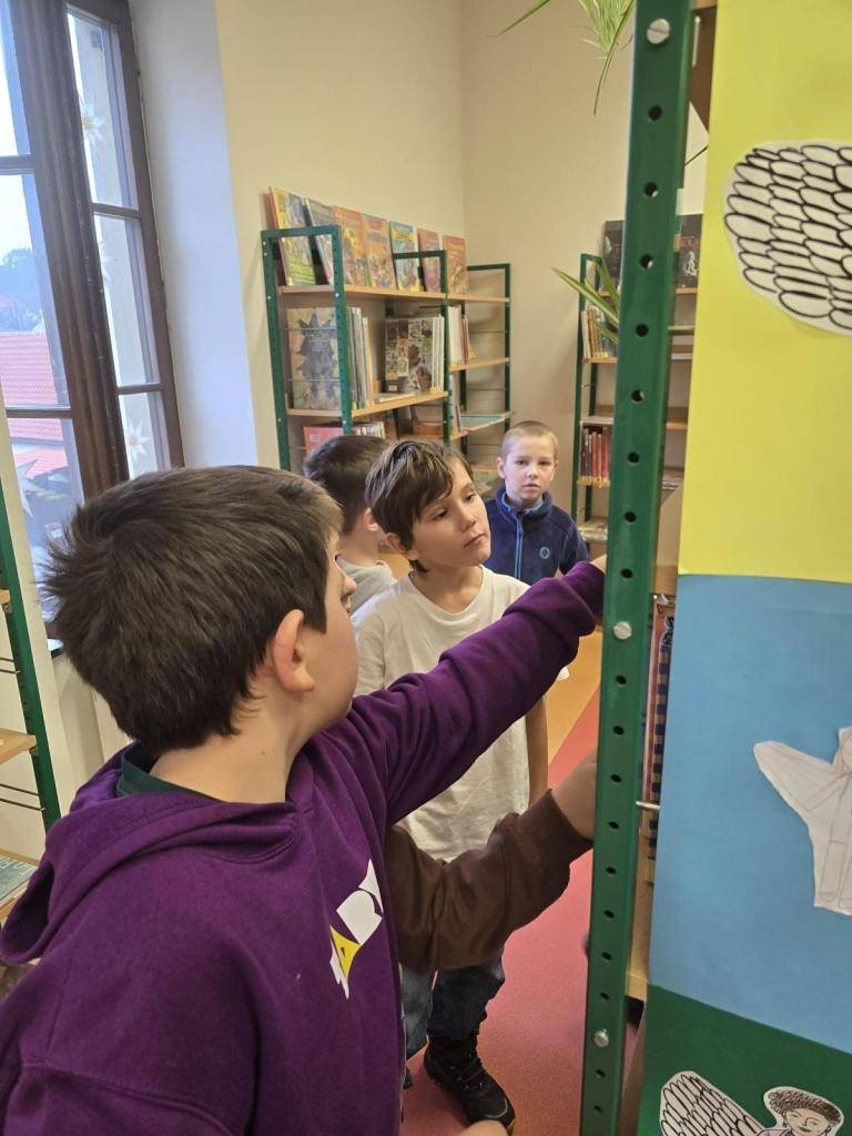 Třída 2.B navštívila hradní pobočku Městská knihovna Kadaň, kde se žáci blíže seznámili s jejím provozem a zjistili, jak to v knihovně funguje.
