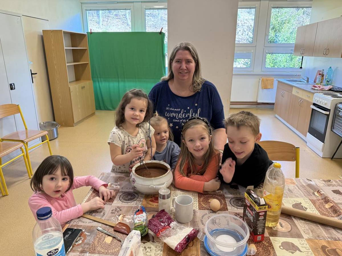 Tento týden byl u nás ve školce trochu klidnější než obvykle. Mnoho dětí zůstalo doma s neštovicemi, a tak nás bylo ve třídě méně. I přesto jsme si společný čas užili naplno a proměnili jsme ho v tvořivý a voňavý týden na téma „Bez práce nejsou koláče.“