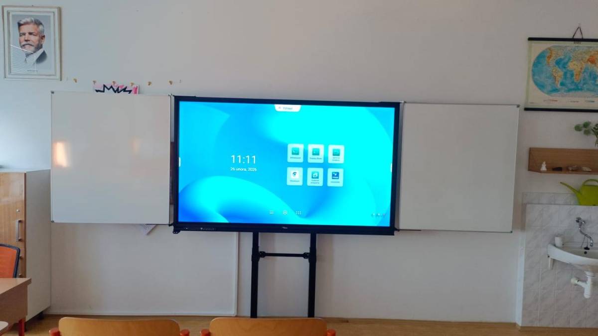 Během prázdnin se ve škole pracovalo. Kromě většího úklidu, drobného malování, dostaly dvě třídy nové interaktivní panely.