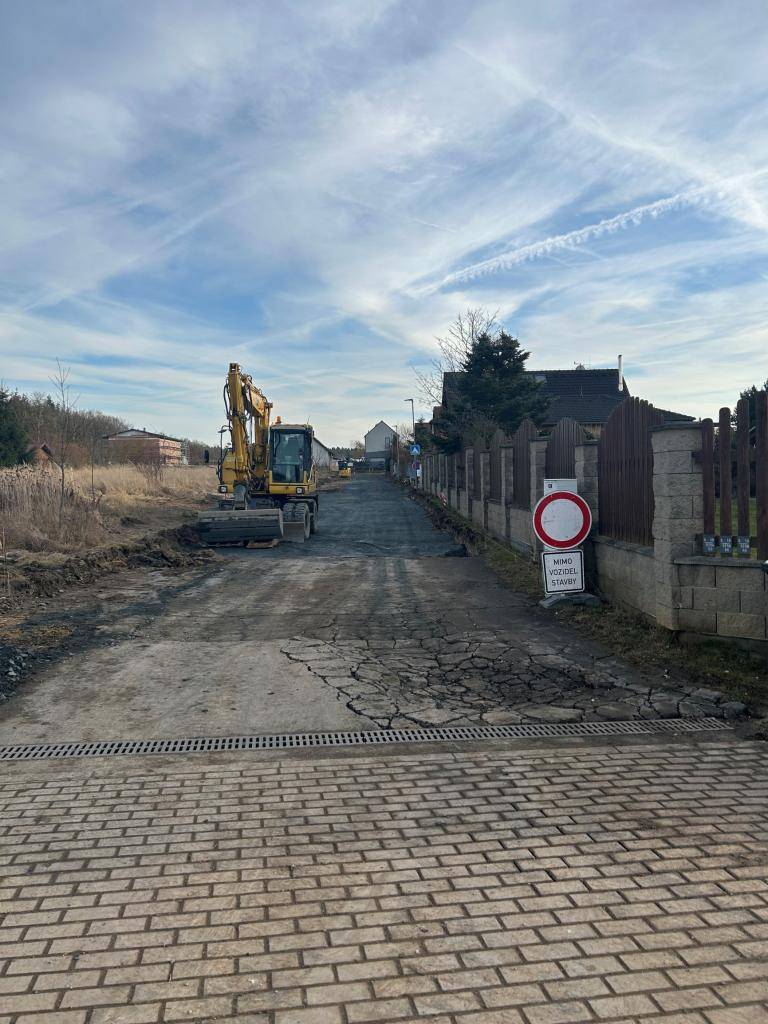 Oprava komunikace Smrková, která byla zahájena v únoru, úspěšně pokračuje.