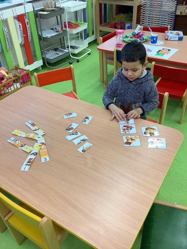 Týden s piráty byl plný smíchu, dobrodružství, spolupráce a fantazie. Děti si vyrobily pirátské čepice, meče a dalekohledy a poté se vydaly na pirátskou stezku za pokladem, který našly podle mapy. Každý si nakonec odnesl diplom, sladkou odměnu a nezapomenutelný zážitek.