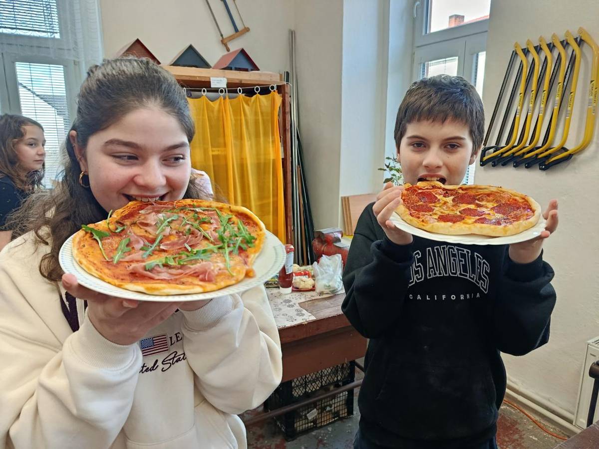 V hodině českého jazyka si žáci 6. ročníku tentokrát vyzkoušeli netradiční formu výuky slohu. Místo klasického psaní v lavicích jsme spojili teorii s praxí a pustili se do přípravy jednoduchého pokrmu – pizzy. Cílem bylo názorně si ukázat, jak správně napsat popis pracovního postupu.